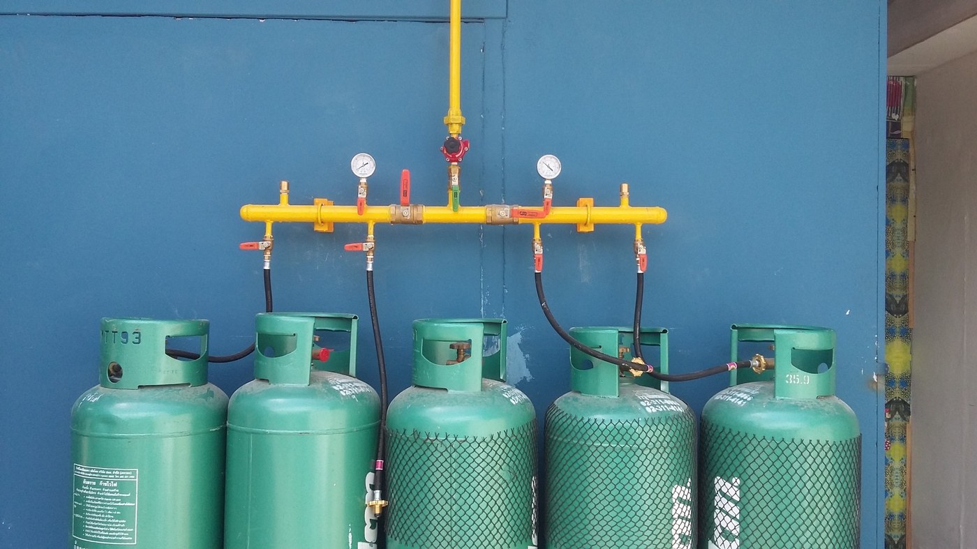 Restaurant gas station with reserve cylinders