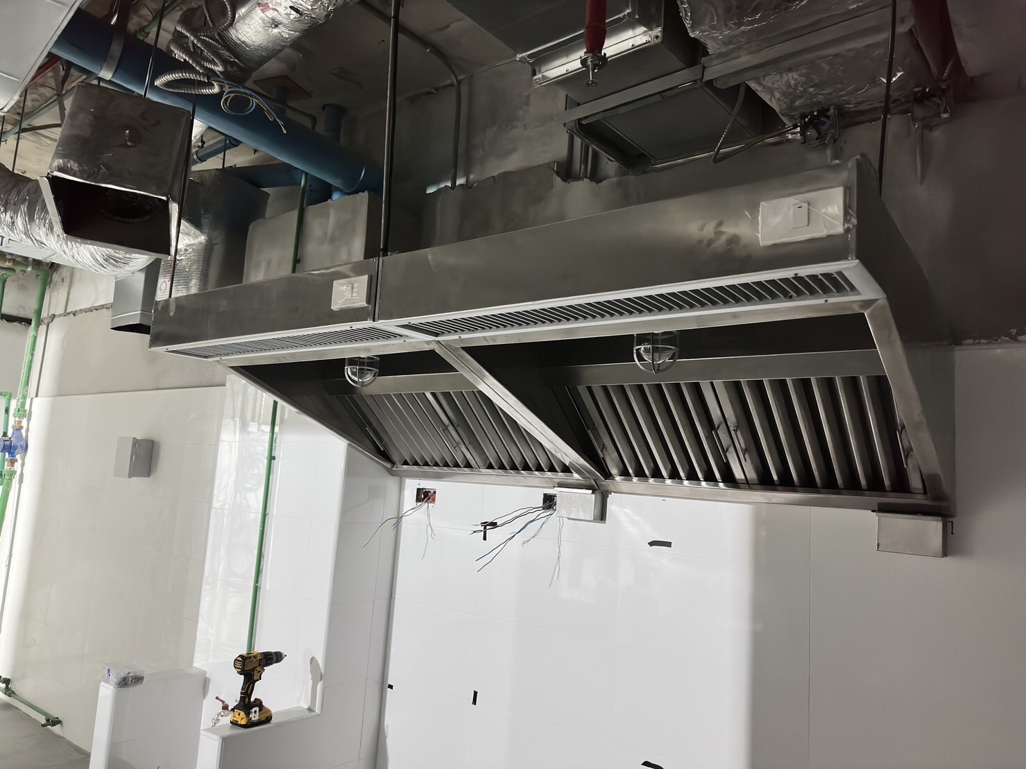Exhaust hood with fresh-air inlet